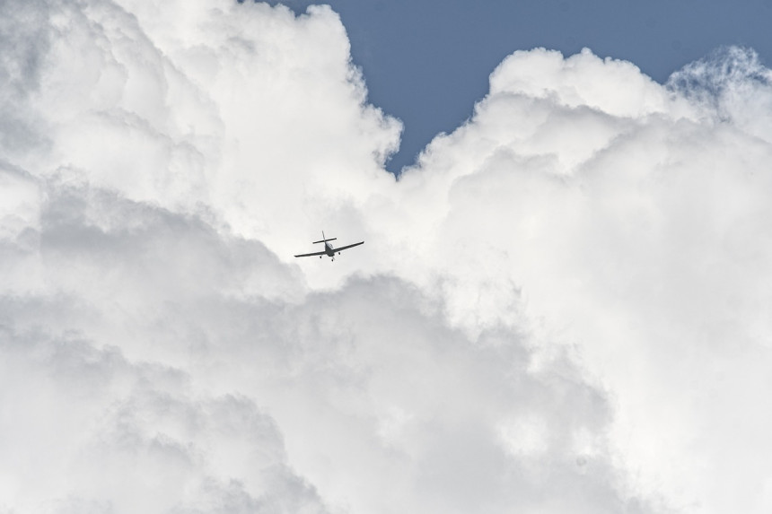 Preusmjeren avion zbog nepoznatog objekta na nebu