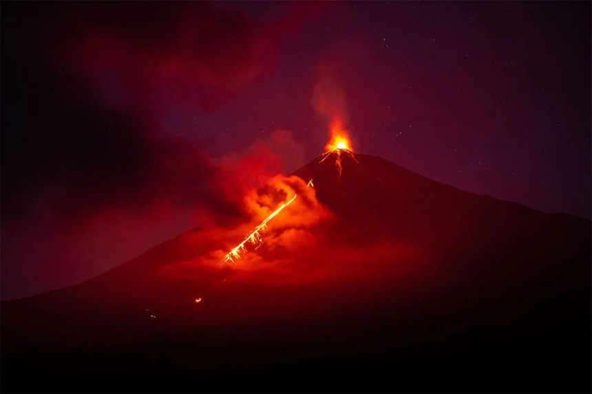 Erupcija, ponovo: Vulkan "bljuje" vatru