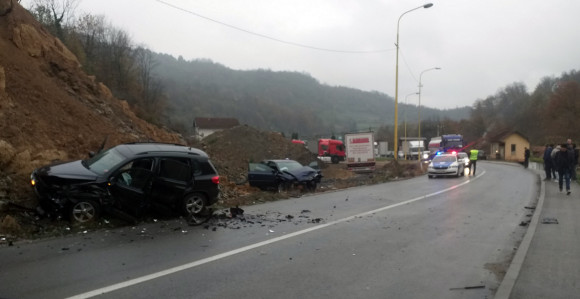 Povrijeđeno više lica u sudaru dva vozila na ulazi u Miliće