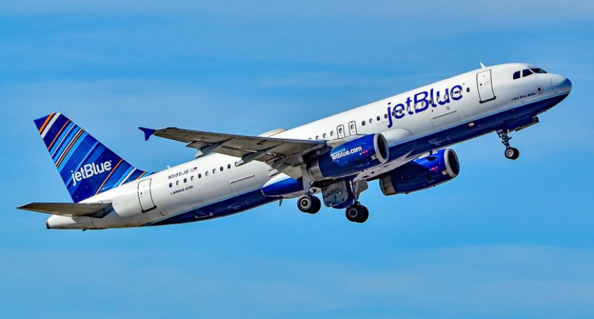 Putnici morali da se evakuišu iz aviona zbog baterije