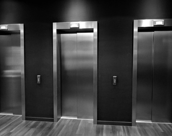 Dvije žene i troje djece povrijeđeni kada se srušio lift u Palermu