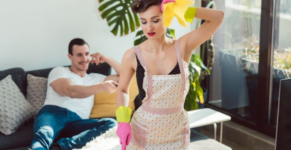 Muž joj plaća 100 dolara nedeljno da kuva i čisti za njega