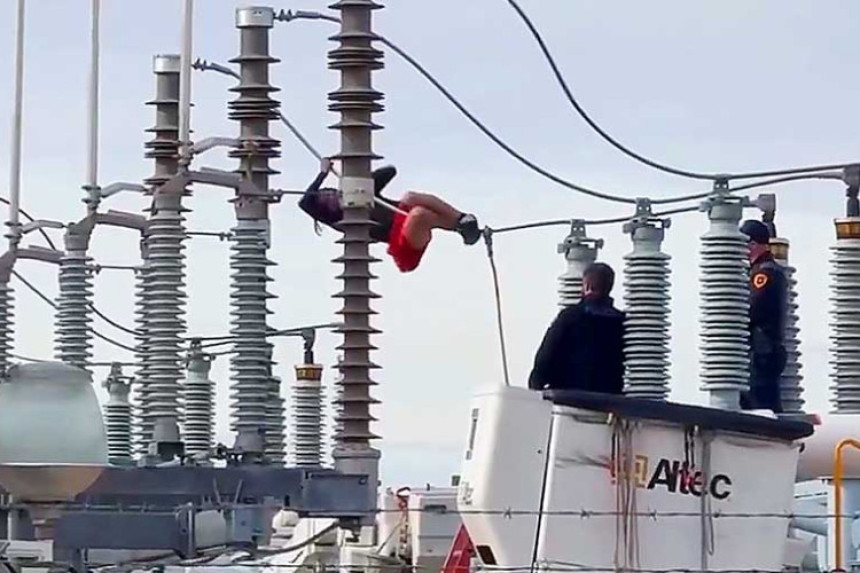 Žena se popela na trafo pa 800 domaćinstava ostalo bez struje (VIDEO)