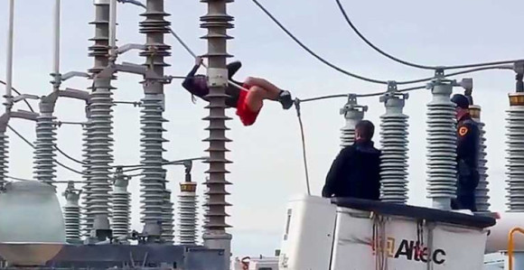 Žena se popela na trafo pa 800 domaćinstava ostalo bez struje (VIDEO)