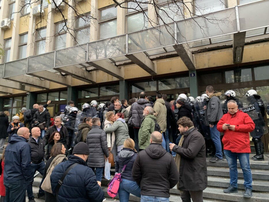 Opozicija drugi dan blokirala zgradu Tužilaštva u NS