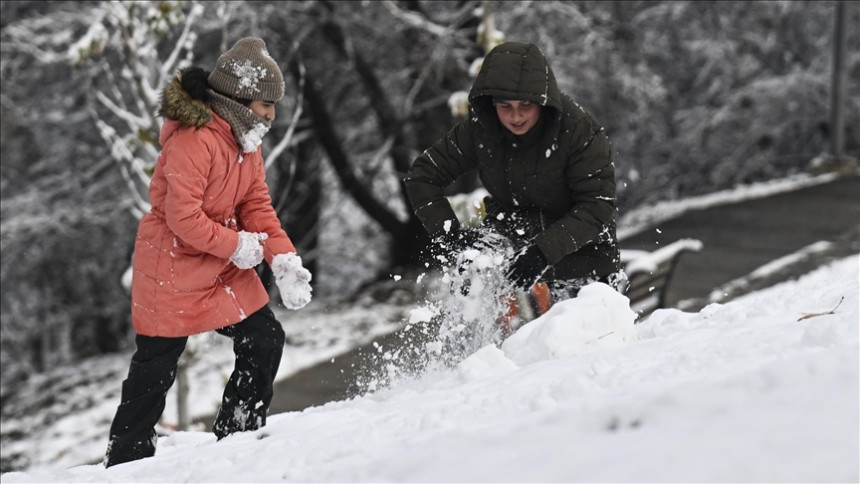 Obilne snježne padavine u Turskoj, zatvorene škole