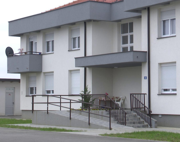 Vlast izbjegla lica smjestila u "nove" - memljive i prokisle stanove