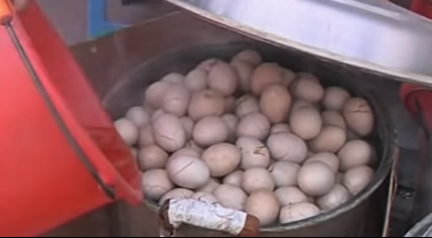 Da li biste probali kineski specijalitet jaja kuvana u urinu nevinih dečaka?!