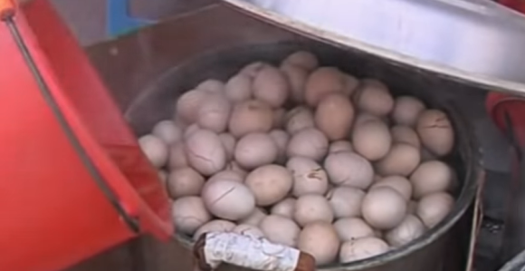 Da li biste probali kineski specijalitet jaja kuvana u urinu nevinih dečaka?!