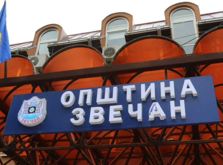 Код зграде општине у Звечану бачена експлозивна направа