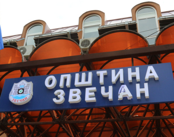 Код зграде општине у Звечану бачена експлозивна направа