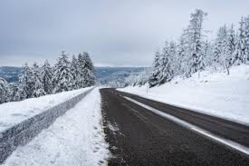 Oprez zbog klizavih kolovoza i snijega na planinama