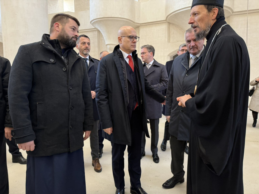 Premijer Srbije Miloš Vučević posjetio saborni Hram u Mostaru