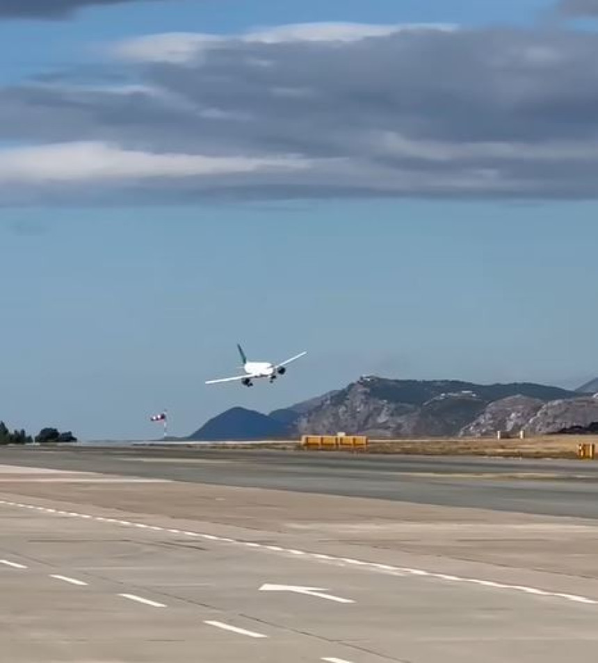 Dubrovnik: Bura "nosila" avion pri slijetanju (VIDEO)
