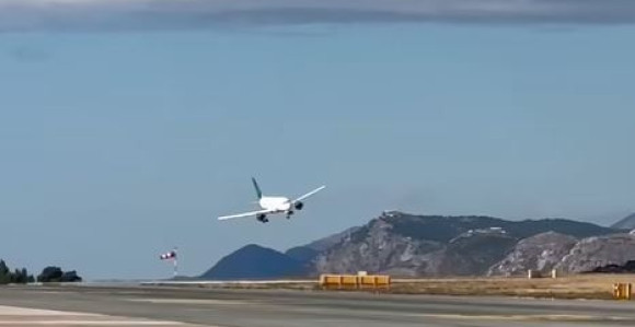 Dubrovnik: Bura "nosila" avion pri slijetanju (VIDEO)