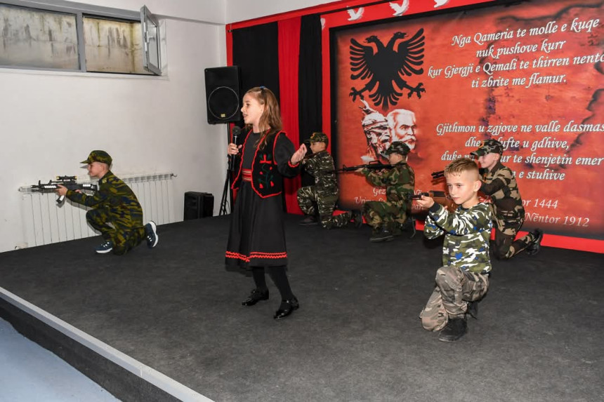 Đaci došli u školu u OVK uniformama i sa puškama