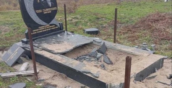 Uništeni spomenici na srpskom groblju u Živinicama