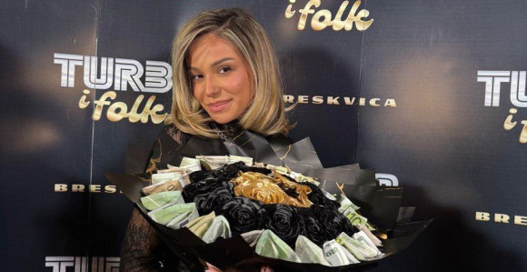 Breskvica predstavila album i dobila buket od para!