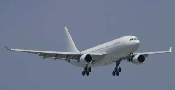 Avion pun putnika počeo da pada, pa tri sata kružio