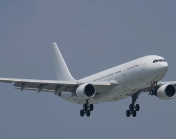 Avion pun putnika počeo da pada, pa tri sata kružio