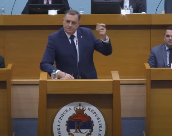 Dodik ne troši svoje pare kada glumi Djeda Mraza, nego naše
