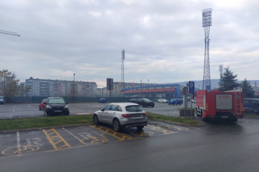 Banjaluka: Parking kod zgrade Vlade i dalje blokiran