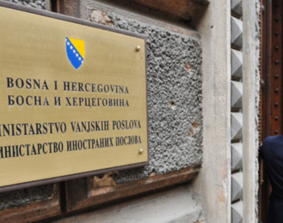 Čemu služe ambasadori kad igraju kako šef partije svira?