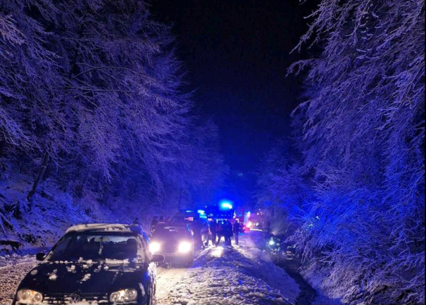 Возило слетјело с пута и преврнуло се, има повријеђених
