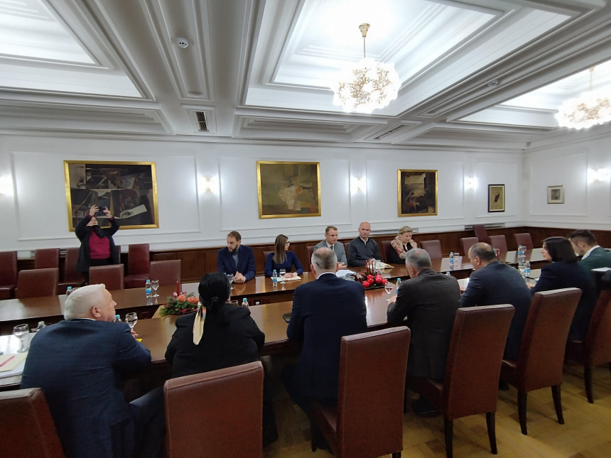 Станивуковић поновио позив: Повуците спорни закон! Радојичић: Влада да повуче закон а не да прави сукобе! (ВИДЕО)