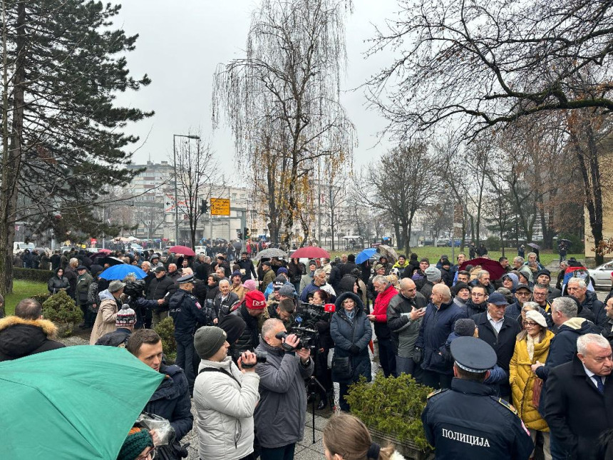 Protest građana: Povucite sporne zakone nećemo stati! Gradonačelnici i načelnici opozicije traže razgovor u NSRS! (VIDEO)