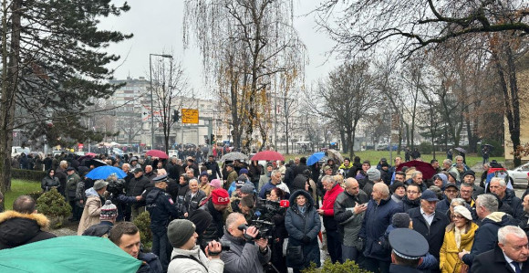 Protest građana: Povucite sporne zakone nećemo stati! Gradonačelnici i načelnici opozicije traže razgovor u NSRS! (VIDEO)