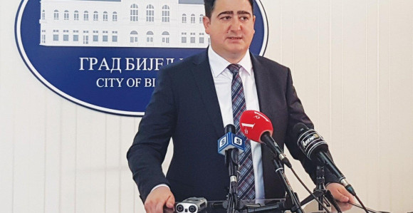 Sram te bilo Ćosiću, ako imaš obraza izvini se Sembercima
