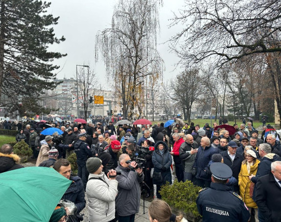Protest građana: Povucite sporne zakone nećemo stati! Gradonačelnici i načelnici opozicije traže razgovor u NSRS! (VIDEO)