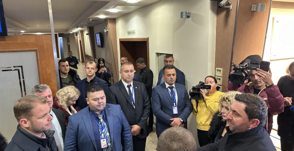 Građani ispred, a Stanivuković i Petrović su ušli u Narodnu skupštinu Srpske