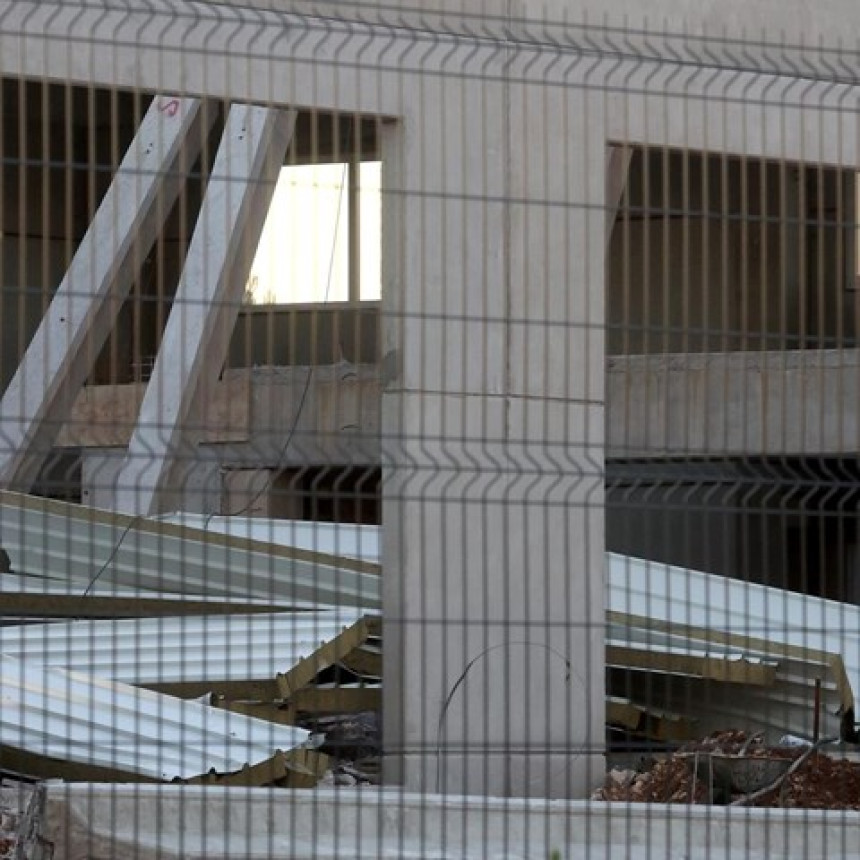 Šibenik: Urušio se krov hale, jedna osoba stradala