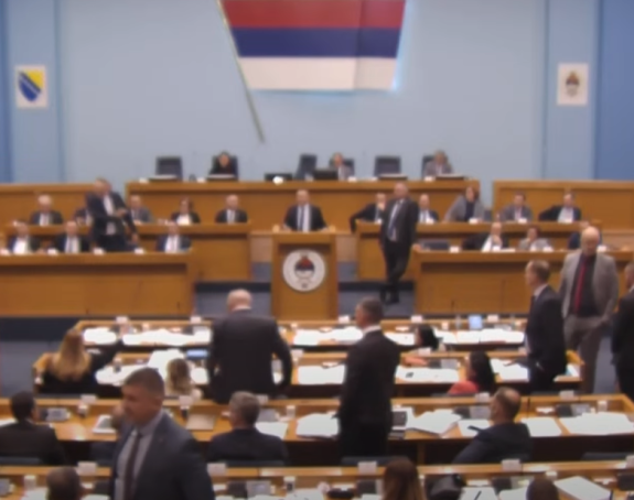 Stevandić zavodi red u NSRS, izbacuje poslanike opozicije