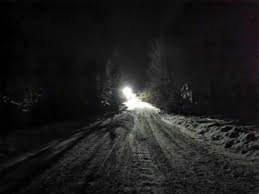 Porodila se u kući u zavejanom selu, stigla pomoć (VIDEO)