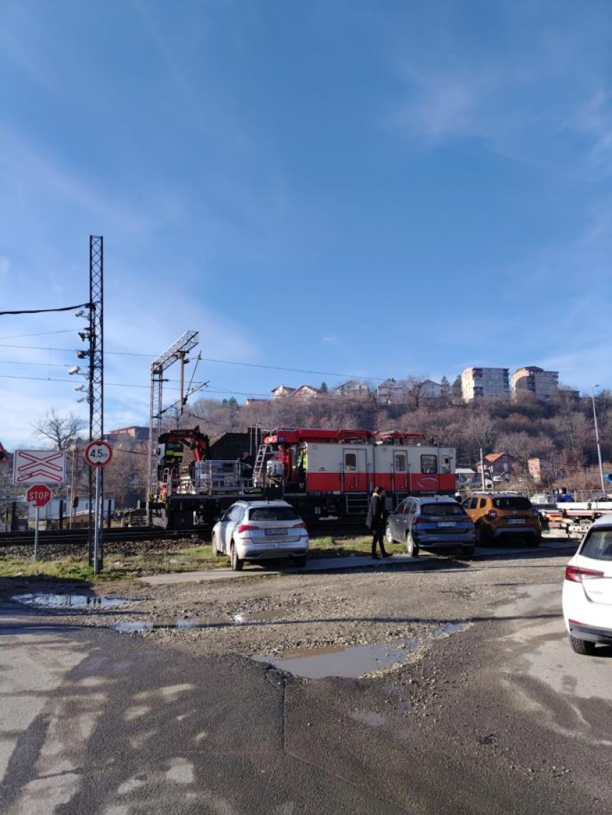 Стравична несрећа у Србији: Воз налетио на комби, има мртвих