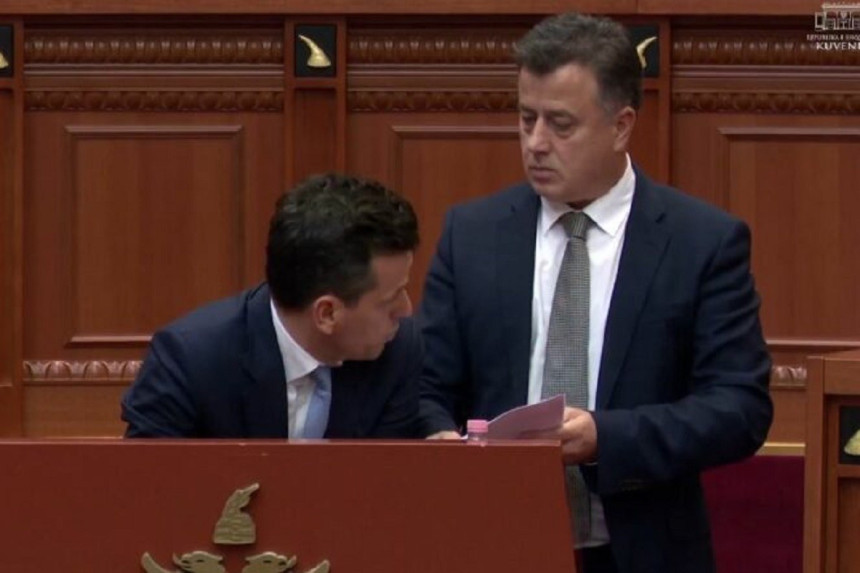Opozicioni poslanik u Tirani blokirao rad Skupštine