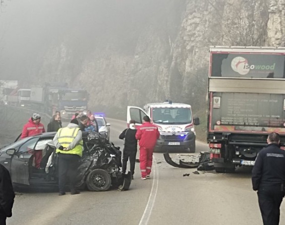 Sudar teretnog i putničkog vozila na putu Doboj-Tuzla