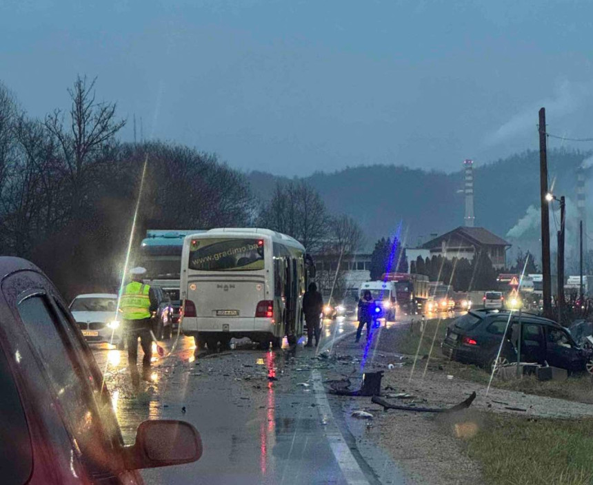 Sudarili se autobus i automobil, jedna osoba povrijeđena