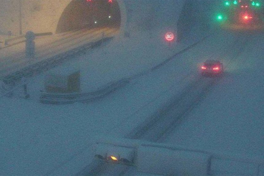 Jako nevrijeme u Hrvatskoj, snijeg zatrpao auto-put