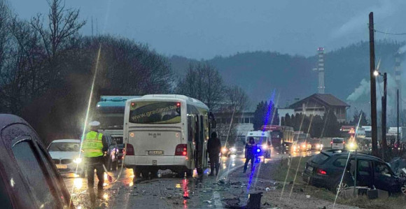 Sudarili se autobus i automobil, jedna osoba povrijeđena