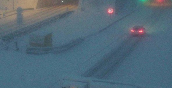 Jako nevrijeme u Hrvatskoj, snijeg zatrpao auto-put