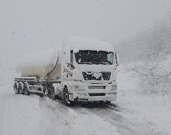 Snijeg stigao u BiH i stvorio probleme na putevima (VIDEO)