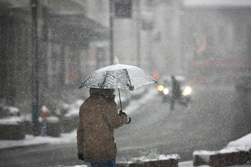 Stiže prava zima, u nekim mjestima i do metar snijega