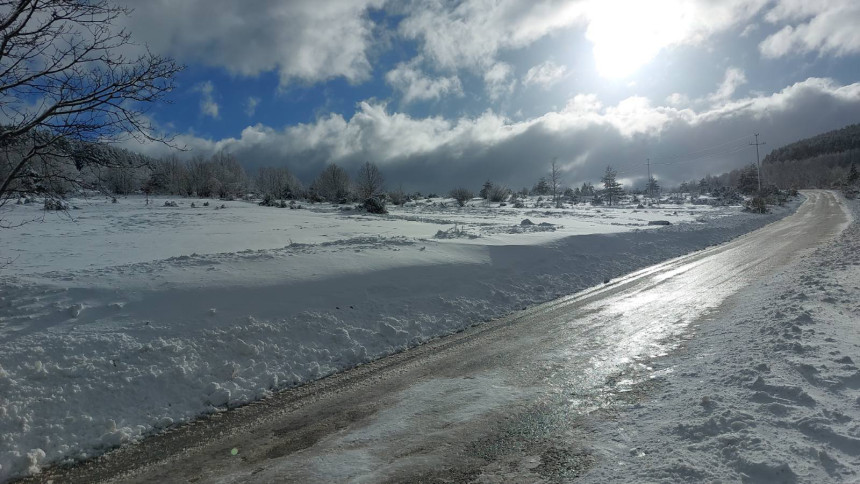 Snijeg zameo put Drvar-Glamoč, česti nestanci struje