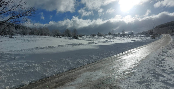 Snijeg zameo put Drvar-Glamoč, česti nestanci struje