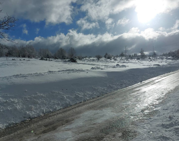 Snijeg zameo put Drvar-Glamoč, česti nestanci struje