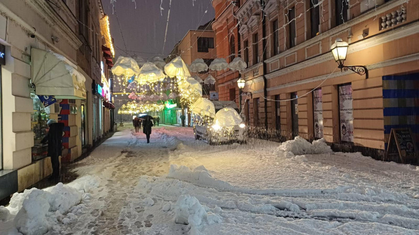 Otežan saobraćaj u Banjaluci, pao i novogodišnji nakit